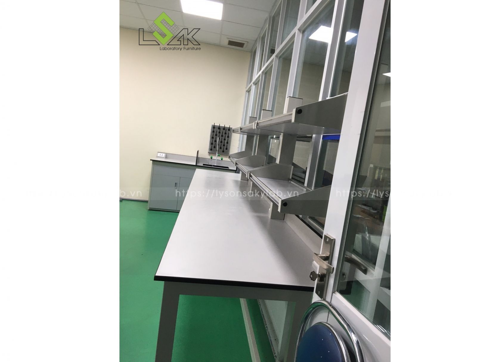 Bàn thí nghiệm nhà máy keo dán, phòng lab keo dán dung dịch hóa học